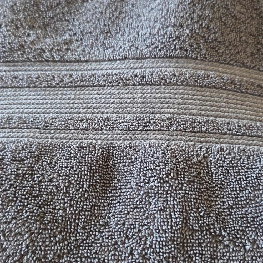 Charisma 2 Gray Large Bath Towels Pre-owned length is approximately 53